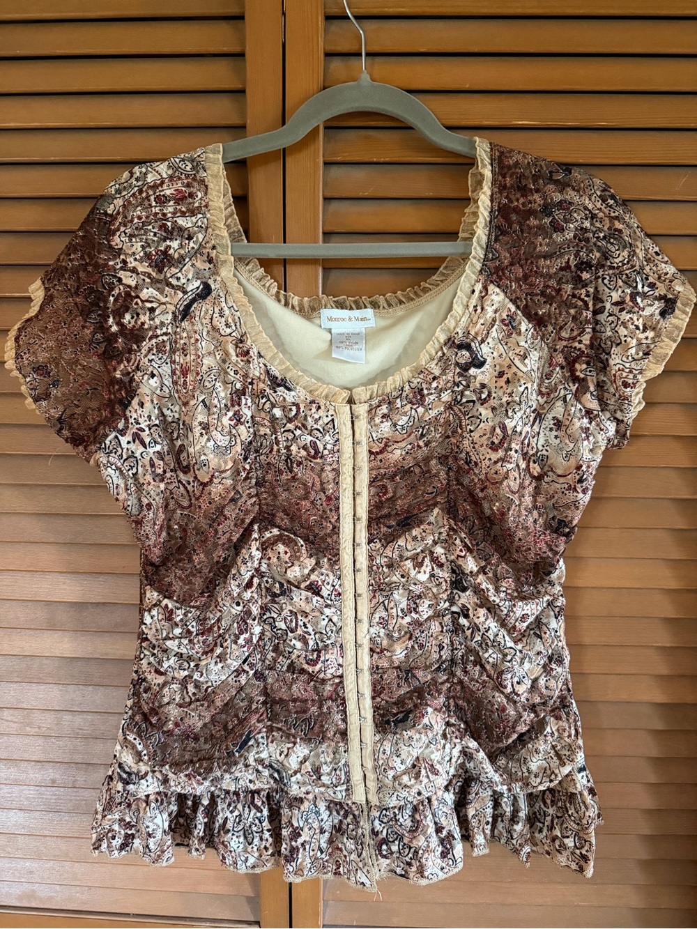 Monroe & Main Cream and Brown Paisley Ruffle Short Sleeve Blouse